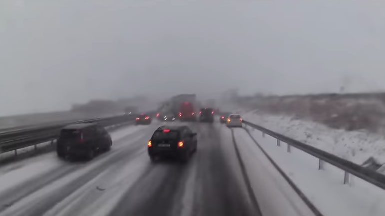 Φορτηγό παρασύρει τα πάντα στο διάβα του